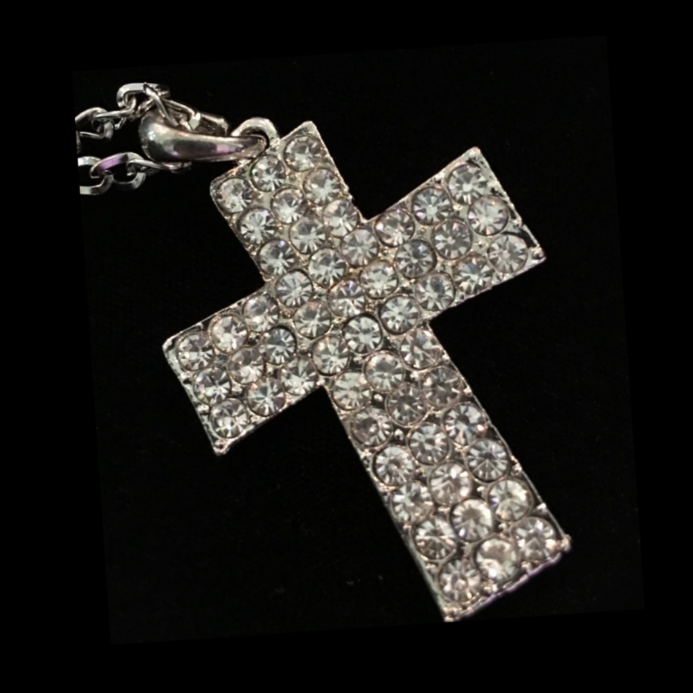 💥LAST ONE💥 SILVER SQUARE CRYSTAL CROSS NECKLACE